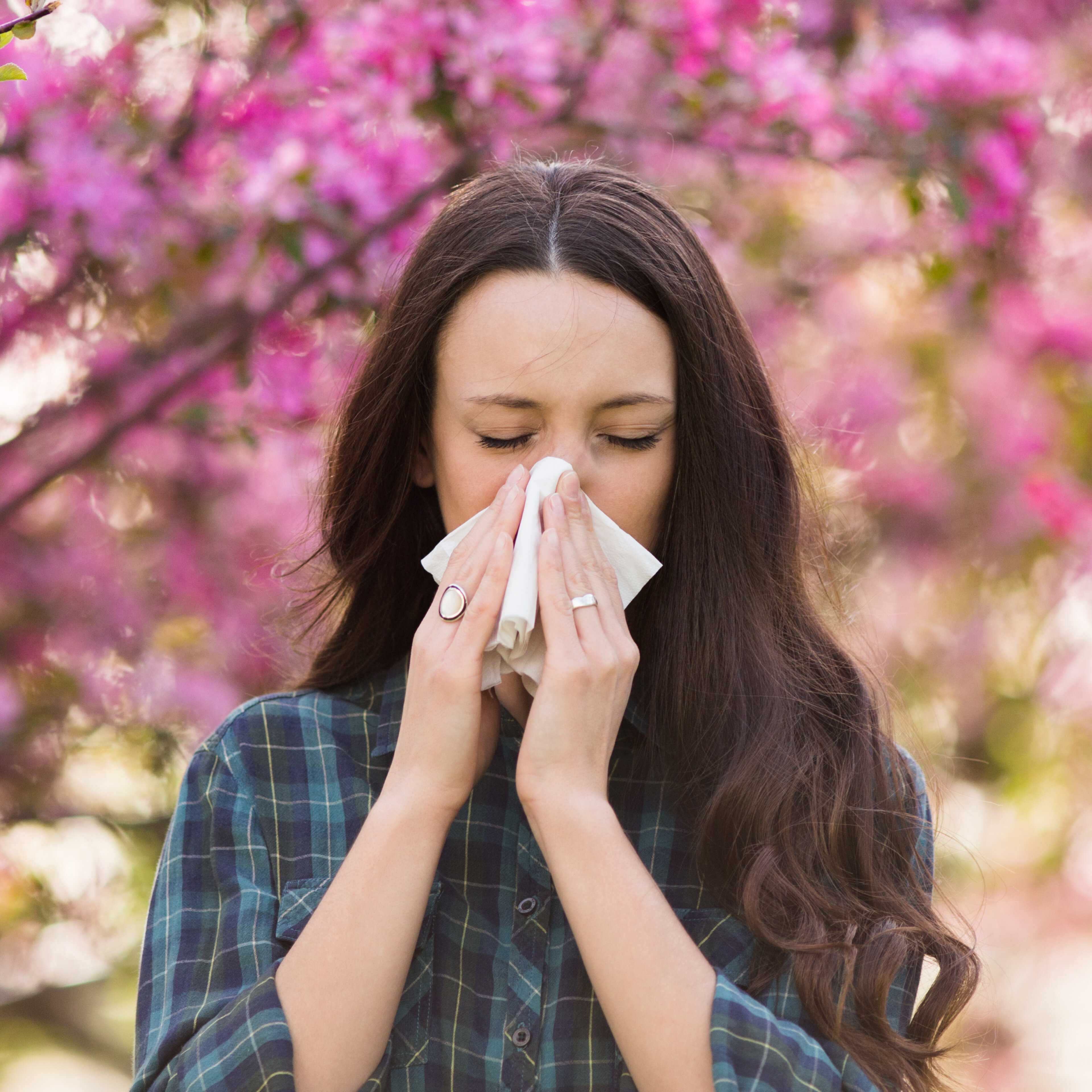 Jeune fille se mouchant à cause d'une allergie printanière